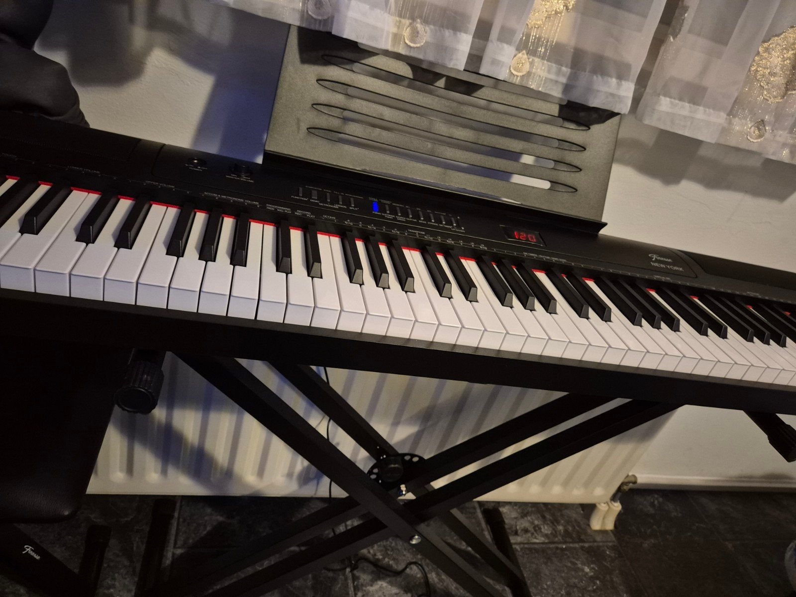 Foto 5 van gewogen Piano met Sustain Pedaal, koptelefoon en Standaard