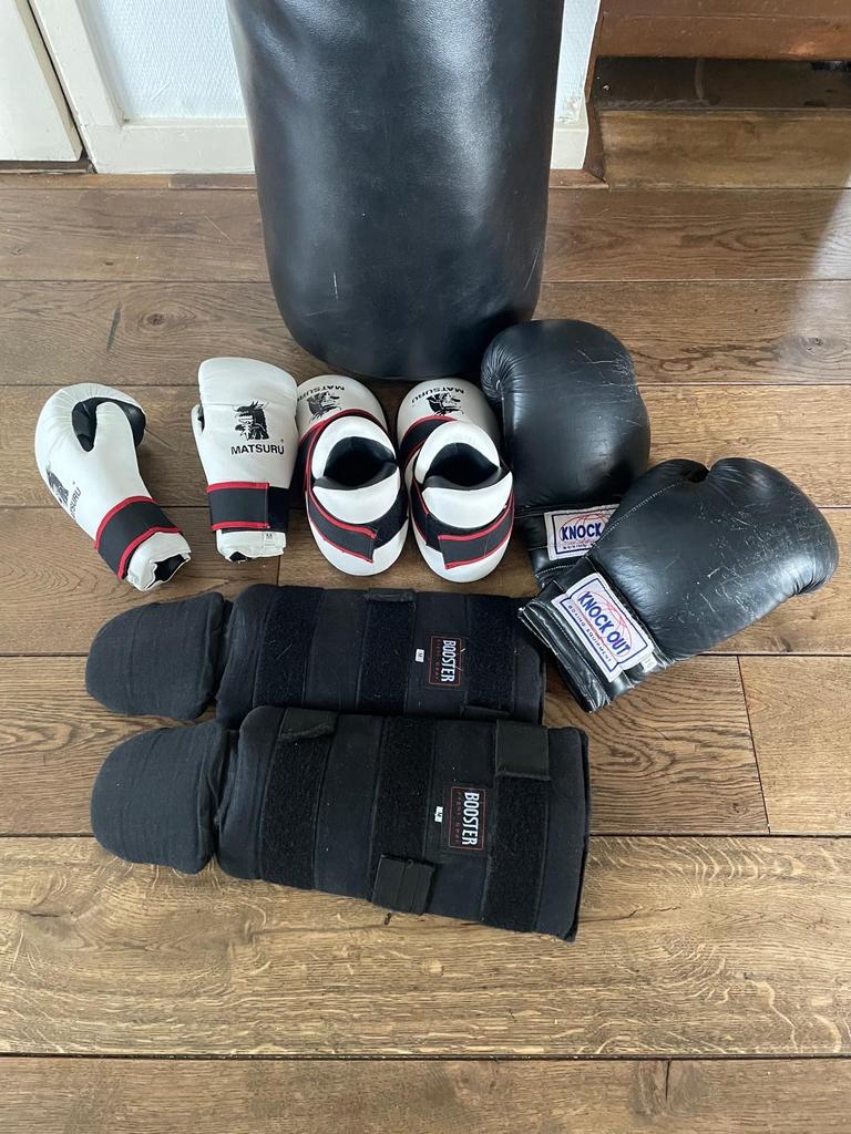 Vechtsportuitrusting: bokszak, handschoenen, scheenbescherme, Sport en Fitness, Vechtsporten en Zelfverdediging, Gebruikt, Overige