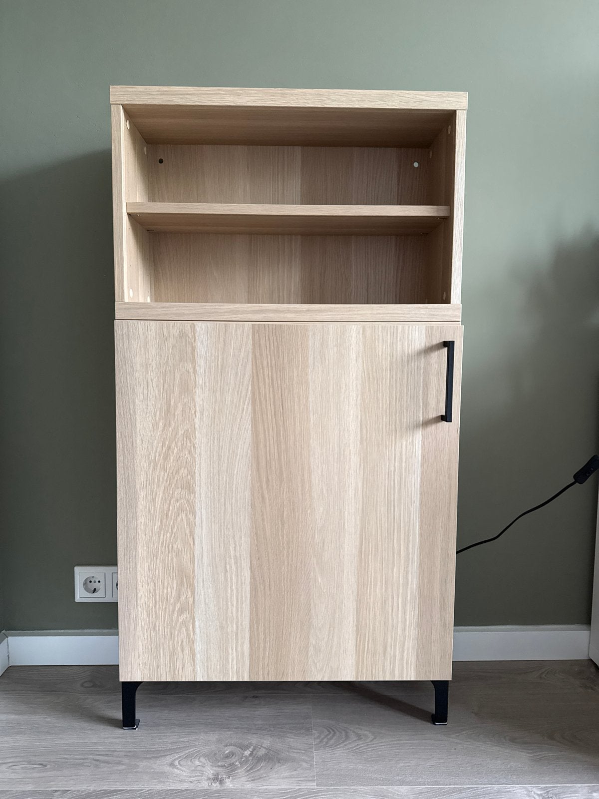 IKEA BESTÅ Kast wit gelazuurd eikeneffect met poten, Huis en Inrichting, Kasten | Boekenkasten, Ophalen, 100 tot 150 cm, 50 tot 100 cm