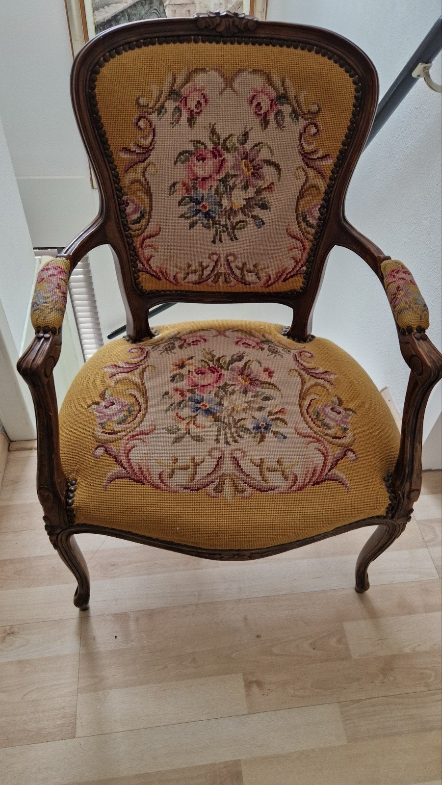 Antieke fauteuil met geborduurd bloemenpatroon, Ophalen of Verzenden