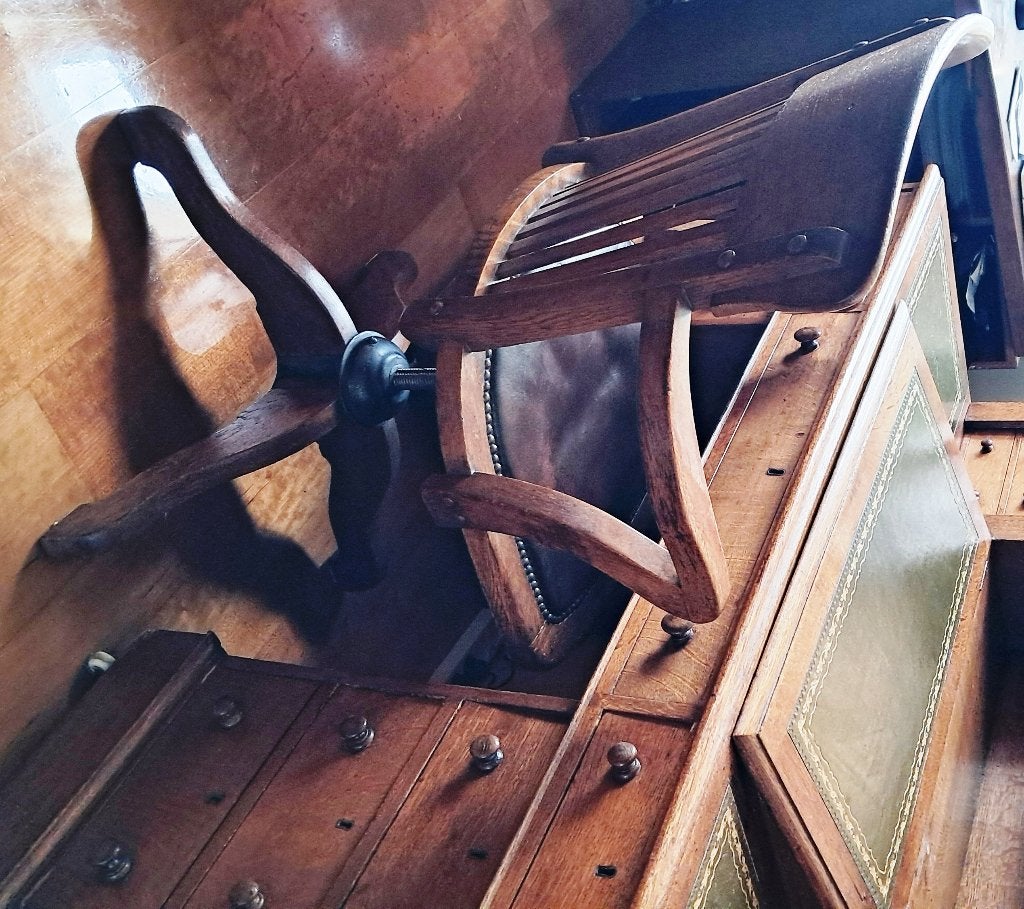 Foto 14 van Luxe Antieke Engelse Eikenhouten Bureaustoel – Merk Pooley