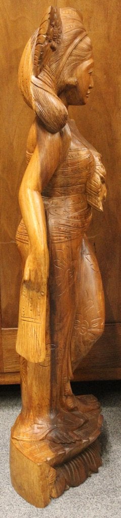 Handgesneden houten beeld van een Balinese vrouw, Verzenden, Gepatineerd, 1 meter - 2 meter, Beeld