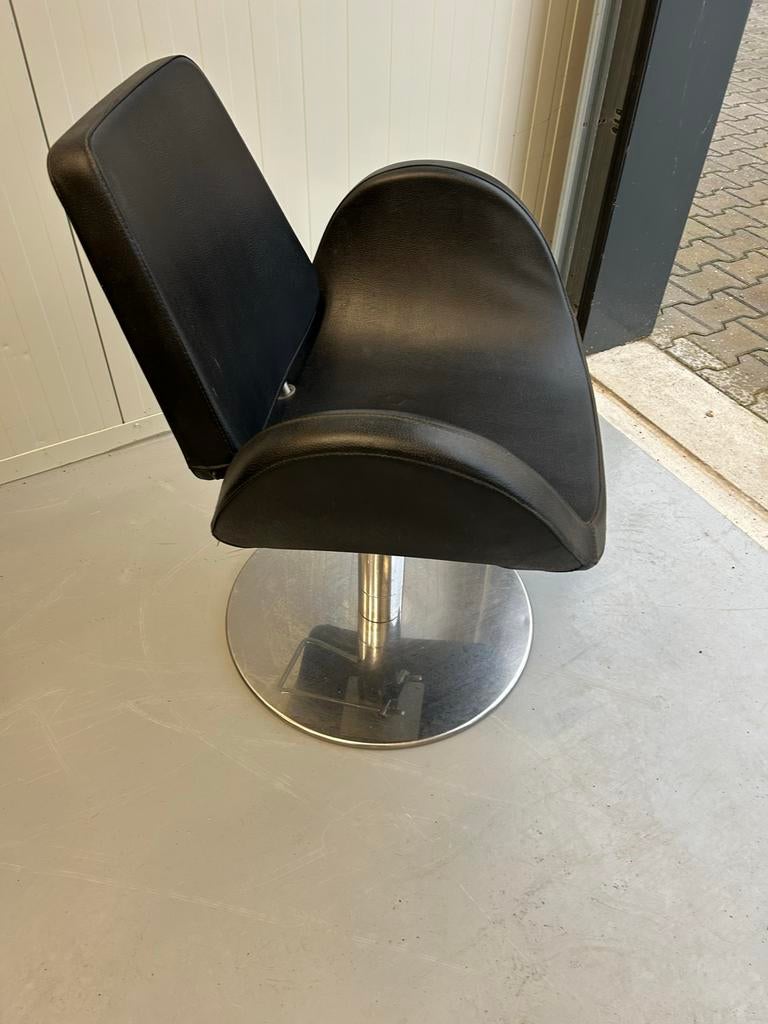 Zwarte kappersstoel, Ophalen, Kunststof, Gebruikt, Zwart