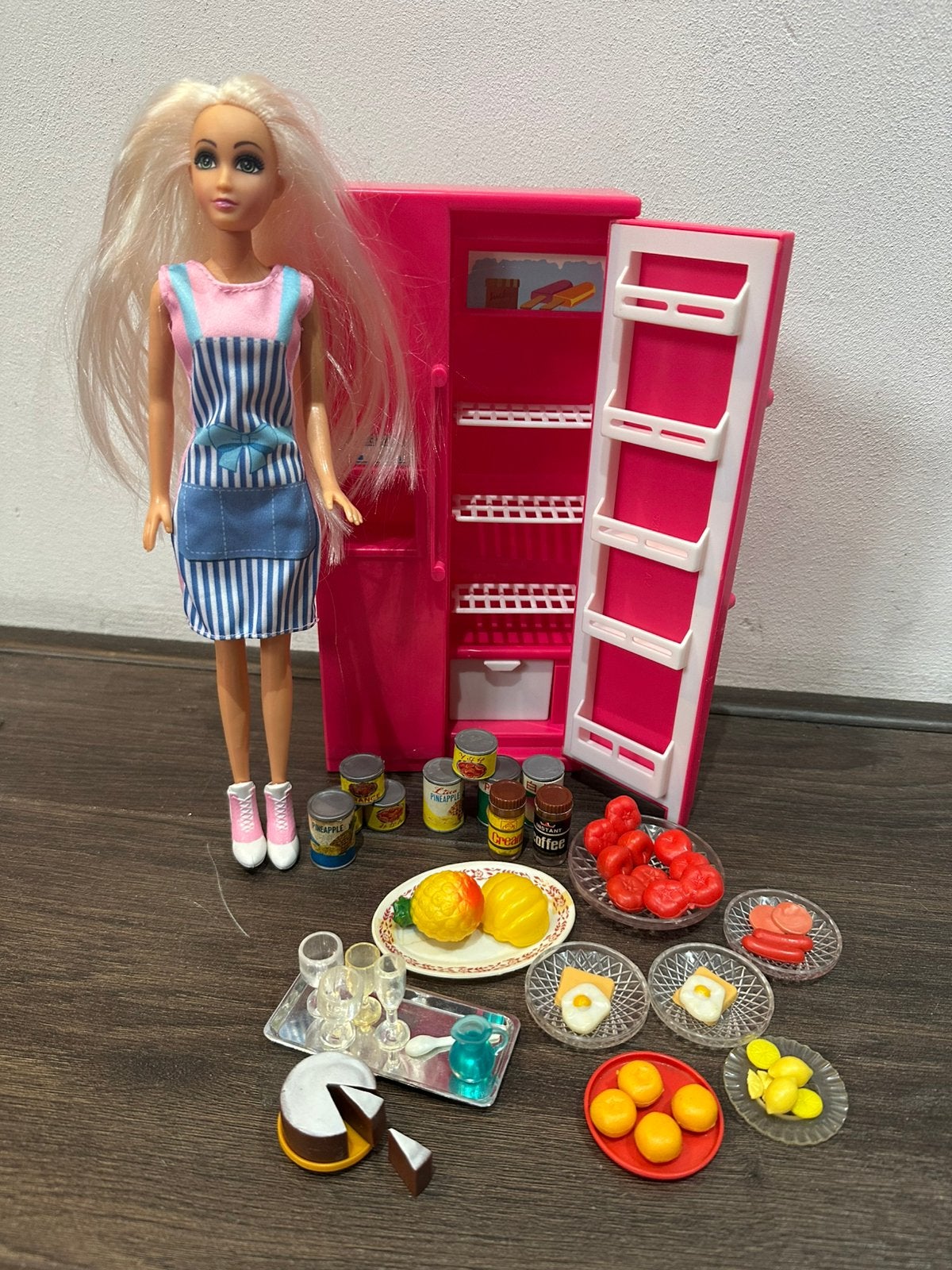 Leuke Barbiepop met koelkast en eten, Ophalen of Verzenden, Barbie