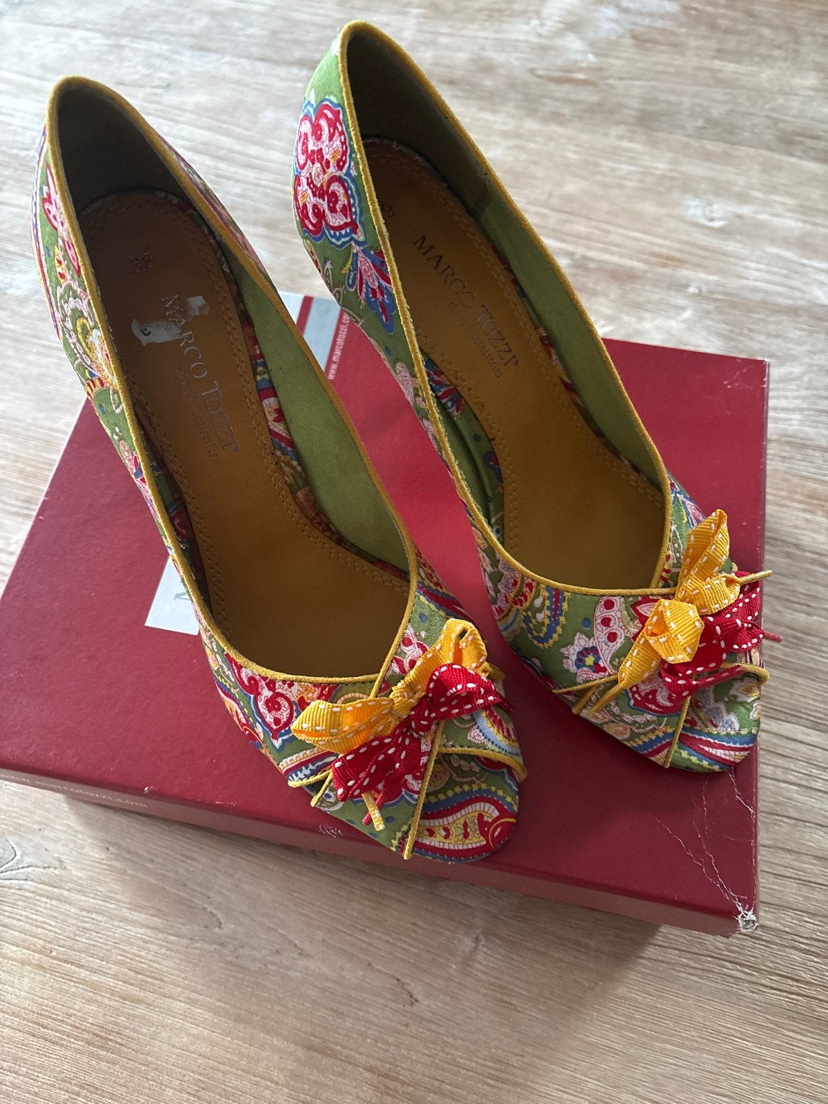 Marco Tozzi pumps met paisley print en strikjes, Ophalen of Verzenden, Zo goed als nieuw, Groen, Pumps