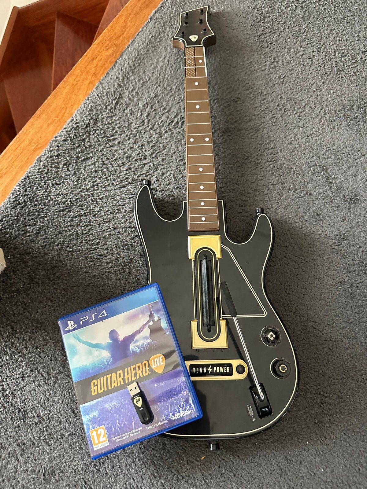 Guitar Hero Live Gitaar + Dongel voor PS4 en PS5, Spelcomputers en Games, B, Muziek, S, C