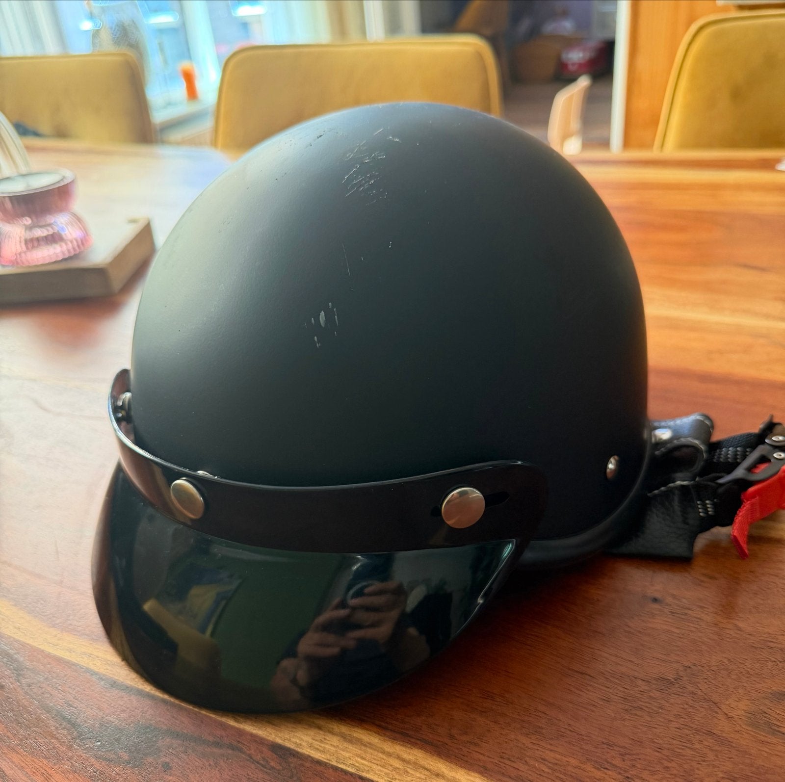 Matzwarte motorhelm met zwarte zonneklep, Fietsen en Brommers, Ophalen, Gebruikt, Medium