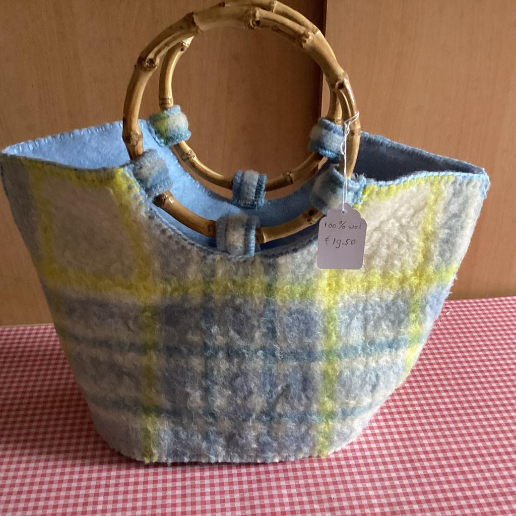 Handgemaakte wollen tas - steun Roma kinderen Oekraïne, Ophalen of Verzenden, Nieuw, Blauw, Handtas