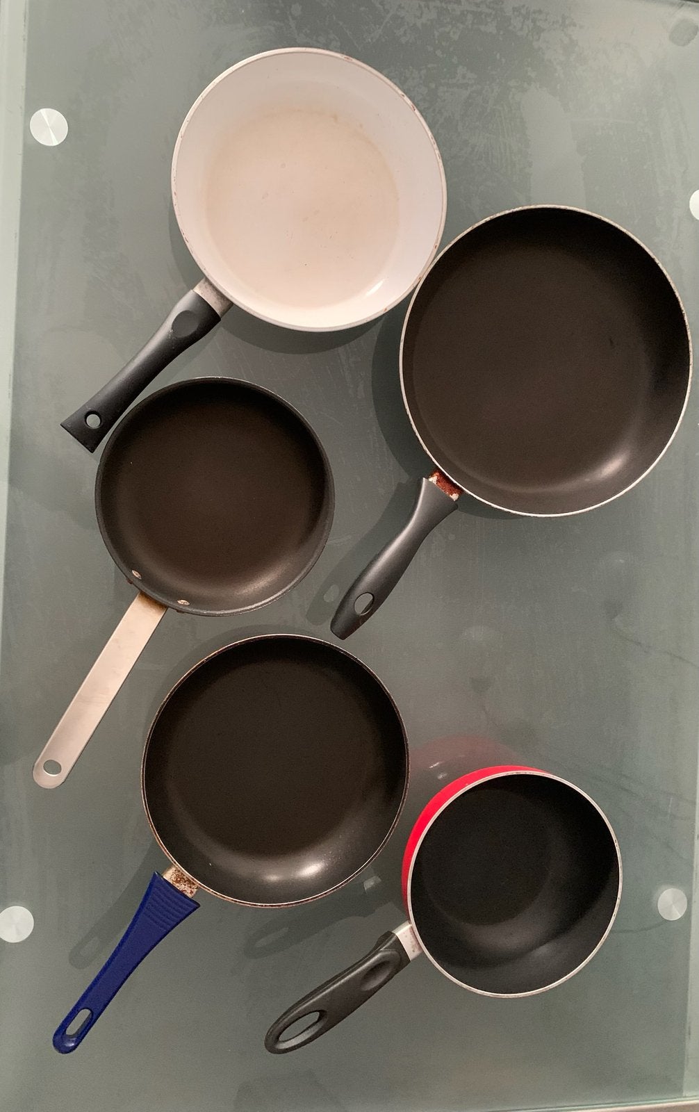 5 pannen: - 4 koekenpannen + 1 wokpan, Gebruikt, Inductieplaat, Ophalen of Verzenden, Rvs