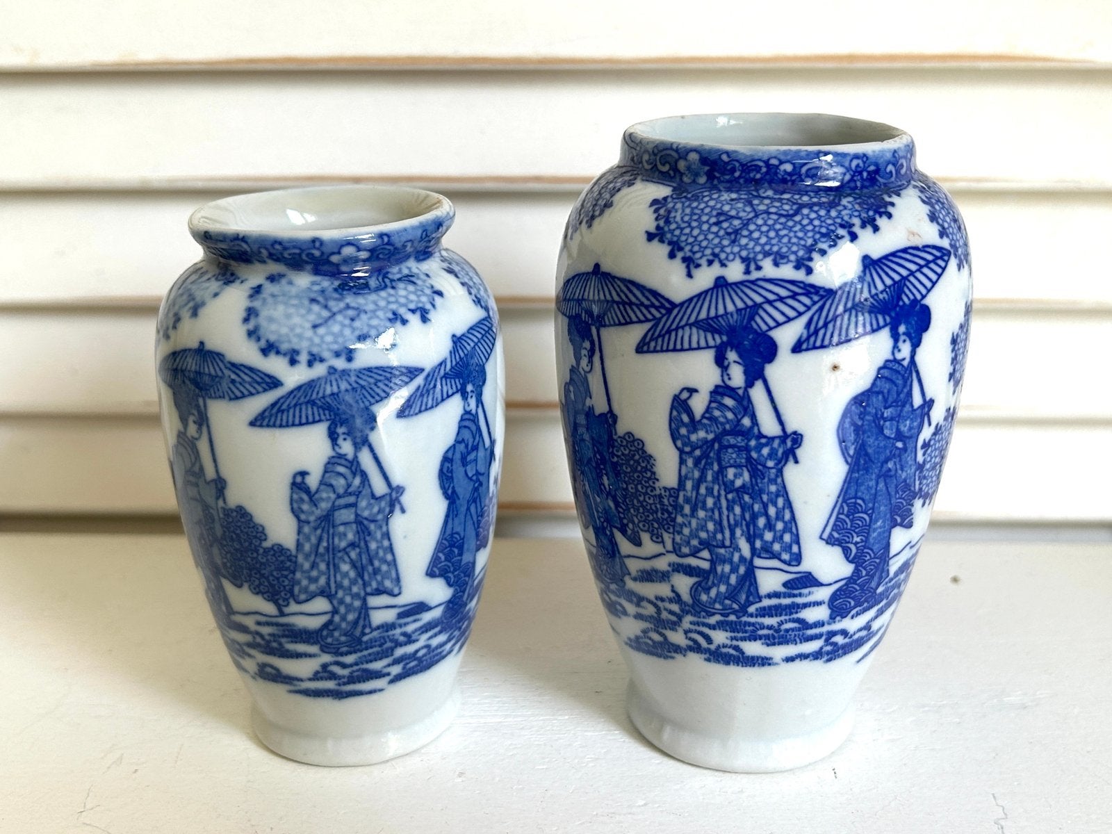Twee vintage Japans porseleinen mini vaasjes blauw wit, Antiek en Kunst, Ophalen
