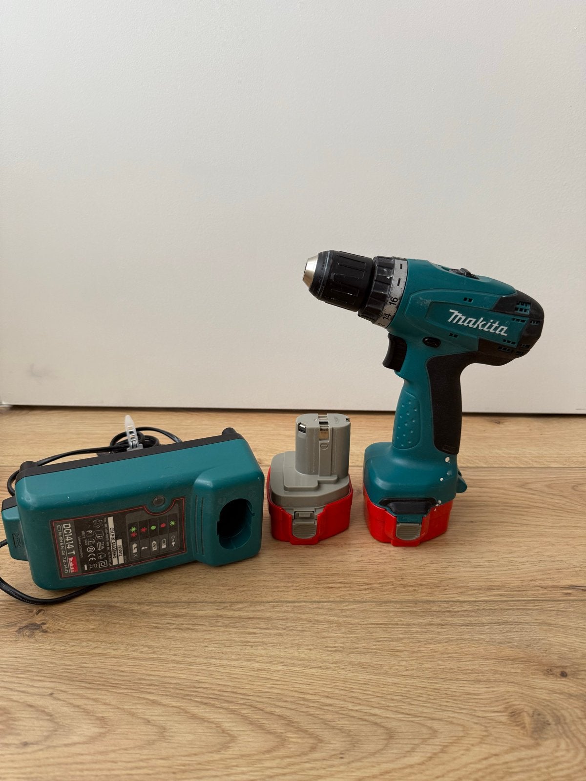 Makita Boor- en Schroefmachine met lader en 2 accu's, Gebruikt, Variabele snelheid, Ophalen of Verzenden, Boor- en Schroefmachine