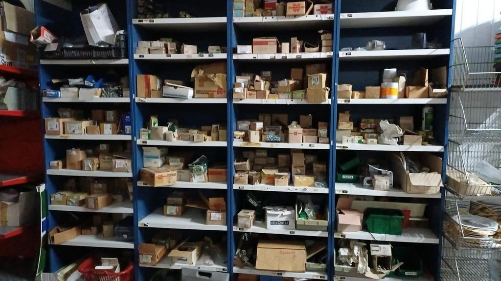 Kasten met schroeven, bouten enz, Doe-het-zelf en Verbouw, Ophalen, Elektrisch