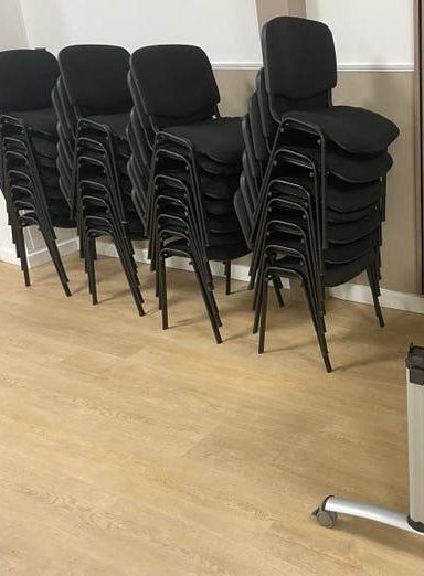 Zwarte stapelbare stoelen, kantine stoelen, kerkstoelen, Huis en Inrichting, Stoelen, Ophalen, Zwart, Zo goed als nieuw, Stof