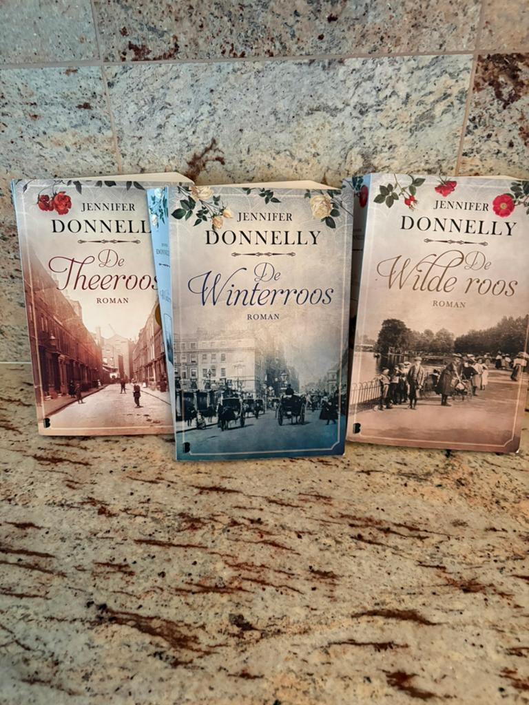 3 delige serie van Jennifer Donnelly, Ophalen, Zo goed als nieuw, Nederland