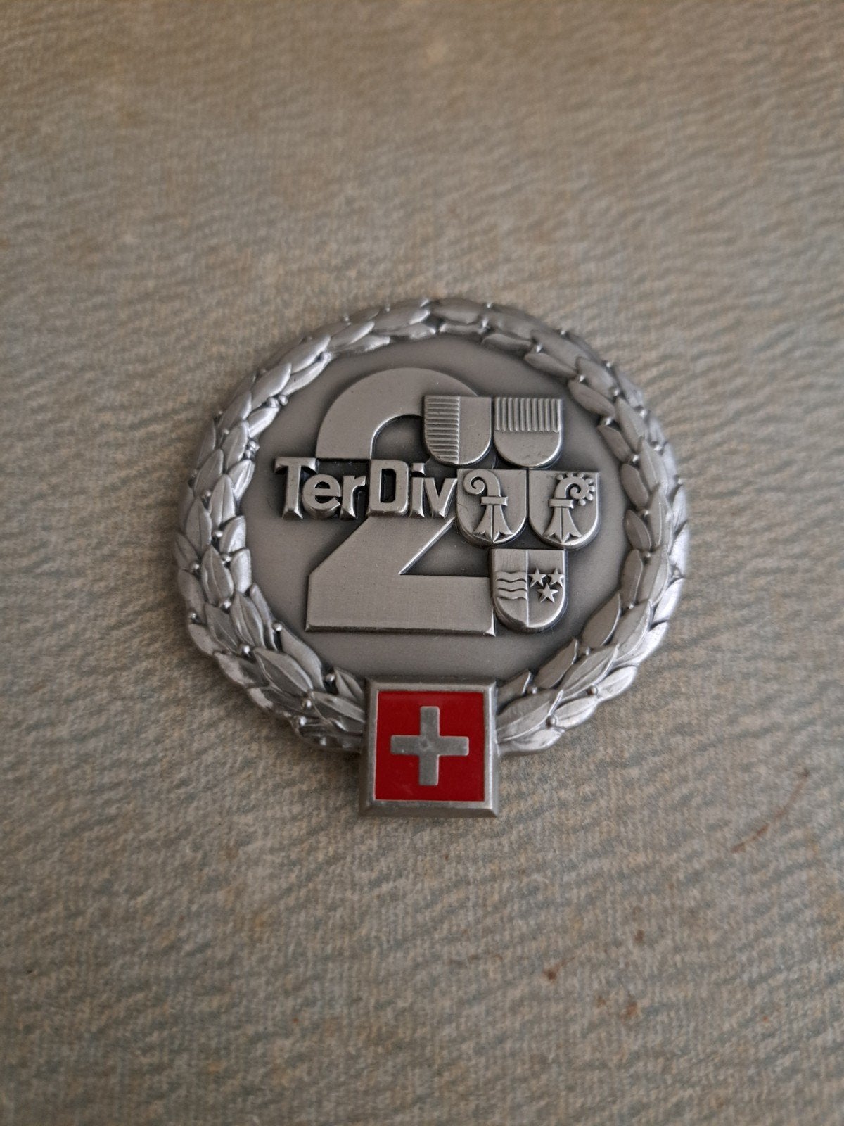 Baret embleem Zwitserland 2de Territoriale DIV, Ophalen of Verzenden, Landmacht, Overige gebieden, Embleem of Badge