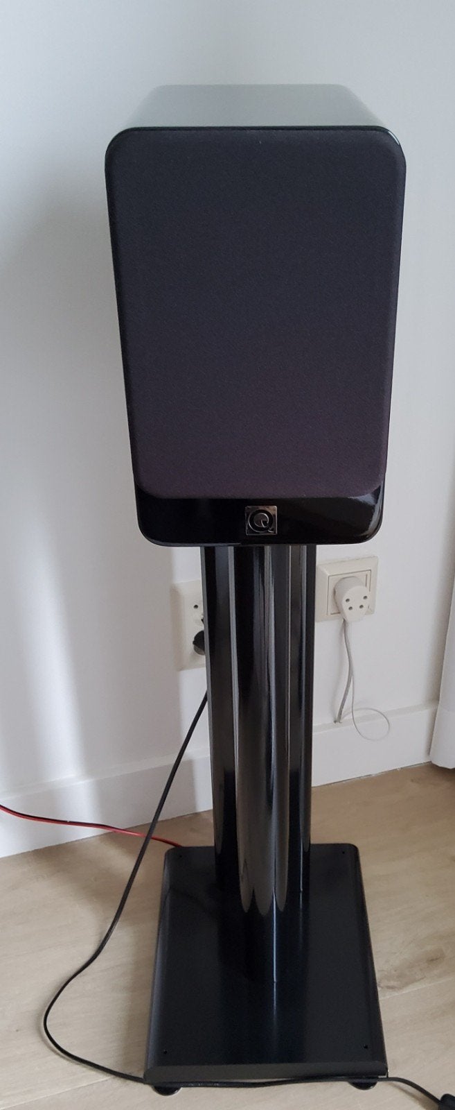 Te koop aangeboden 2 Front Speakers Merk Q-Acoustics 2020i, Gebruikt, 60 tot 120 watt, Geschikt voor surround/home cinema, Center speaker
