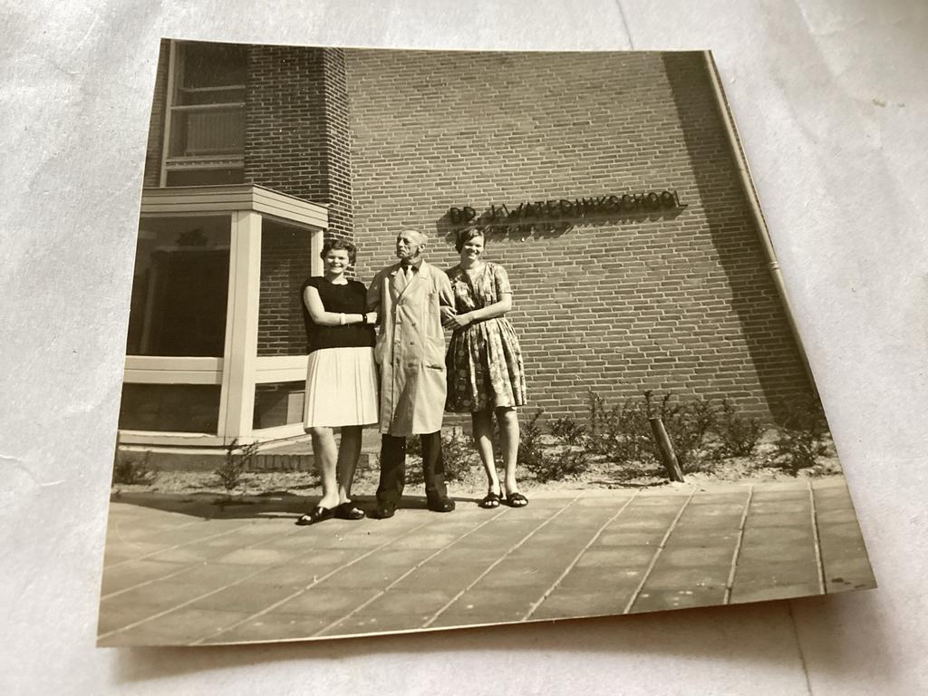 Drie personen voor gebouw, jaren '60, Verzamelen, Foto's en Prenten, 1960 tot 1980, Foto, Ophalen of Verzenden, Zo goed als nieuw
