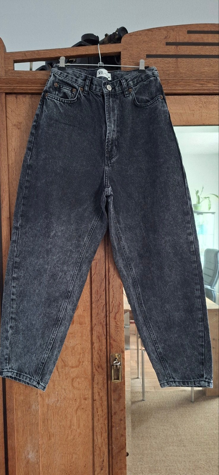 Zara barrel jeans in gewassen zwarte. Maat 36.
Hoge taille, Kleding | Dames, Ophalen of Verzenden, Zo goed als nieuw, W27 (confectie 34) of kleiner