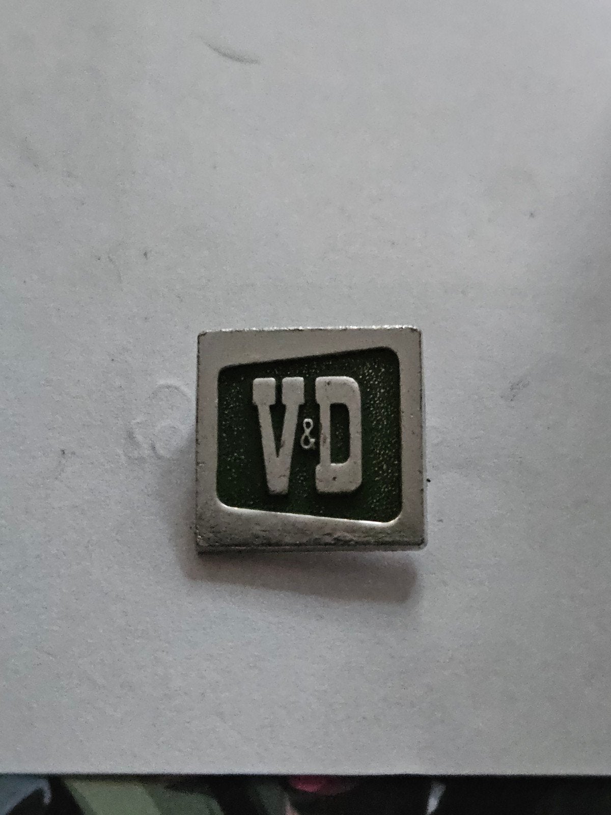 Vintage V&D Speldje - Nostalgisch Verzamelobject, Ophalen of Verzenden, Gebruikt, Merk, Speldje of Pin