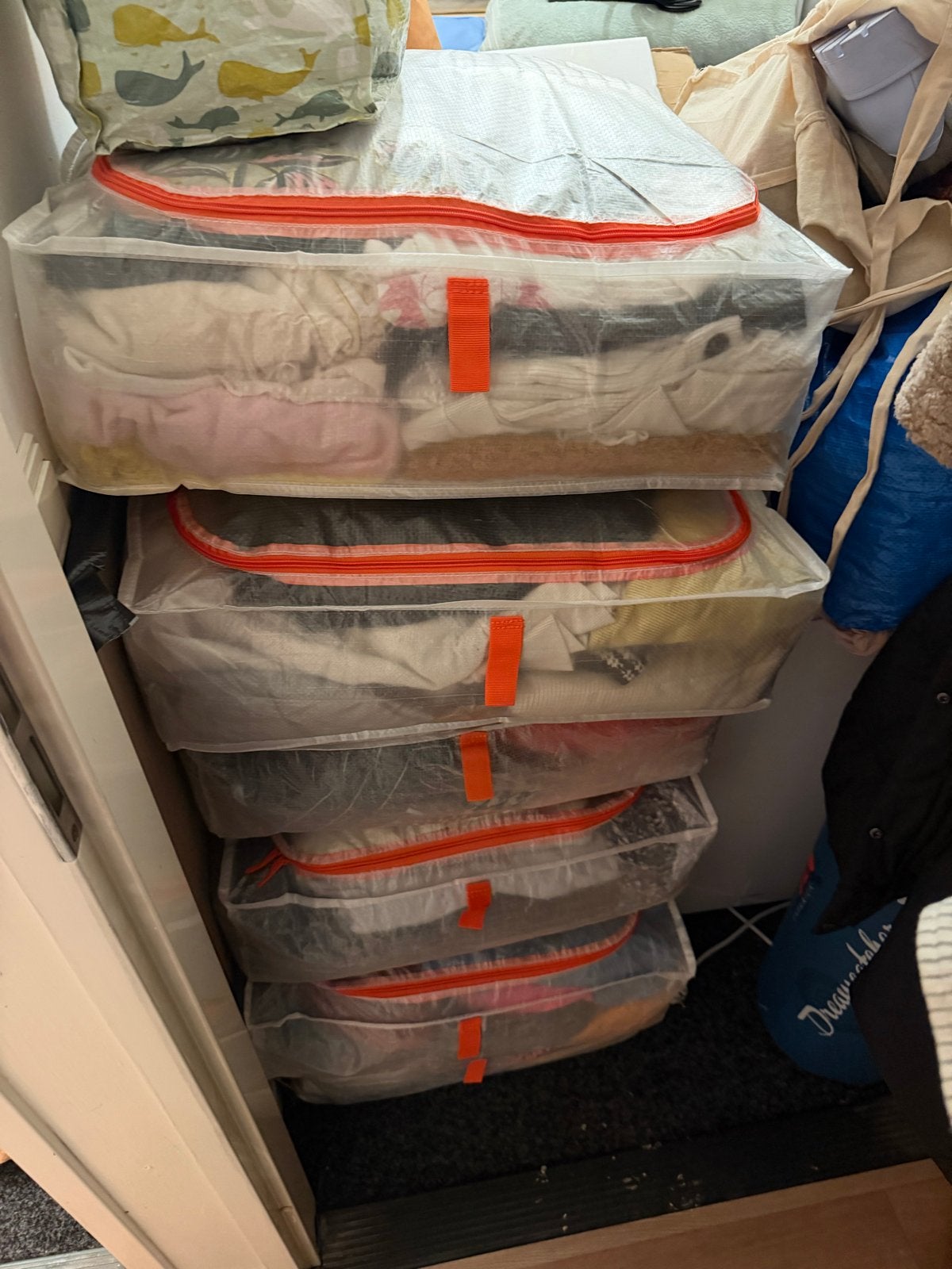 Tassen vol met 2e hands kleding maat L en XL, Ophalen, Gedragen