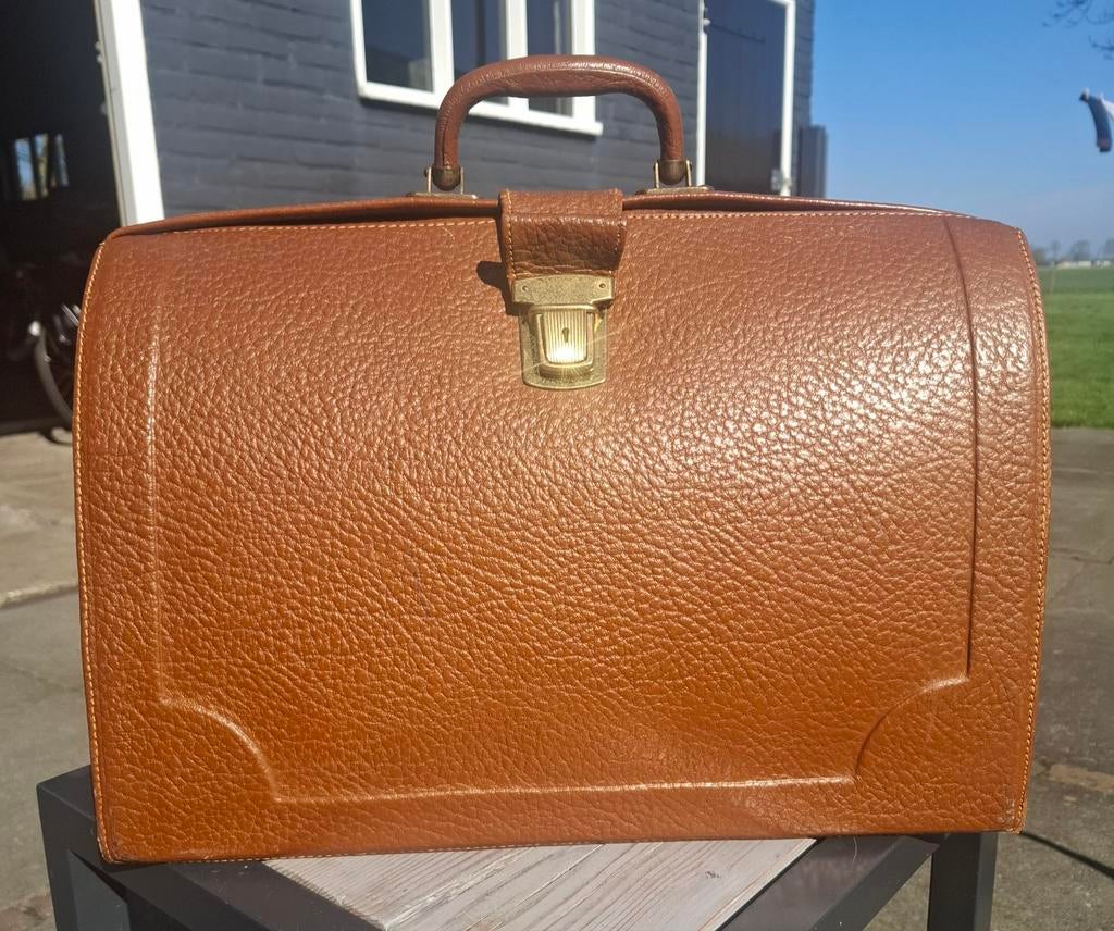 Old school lederen school akte tas, Ophalen