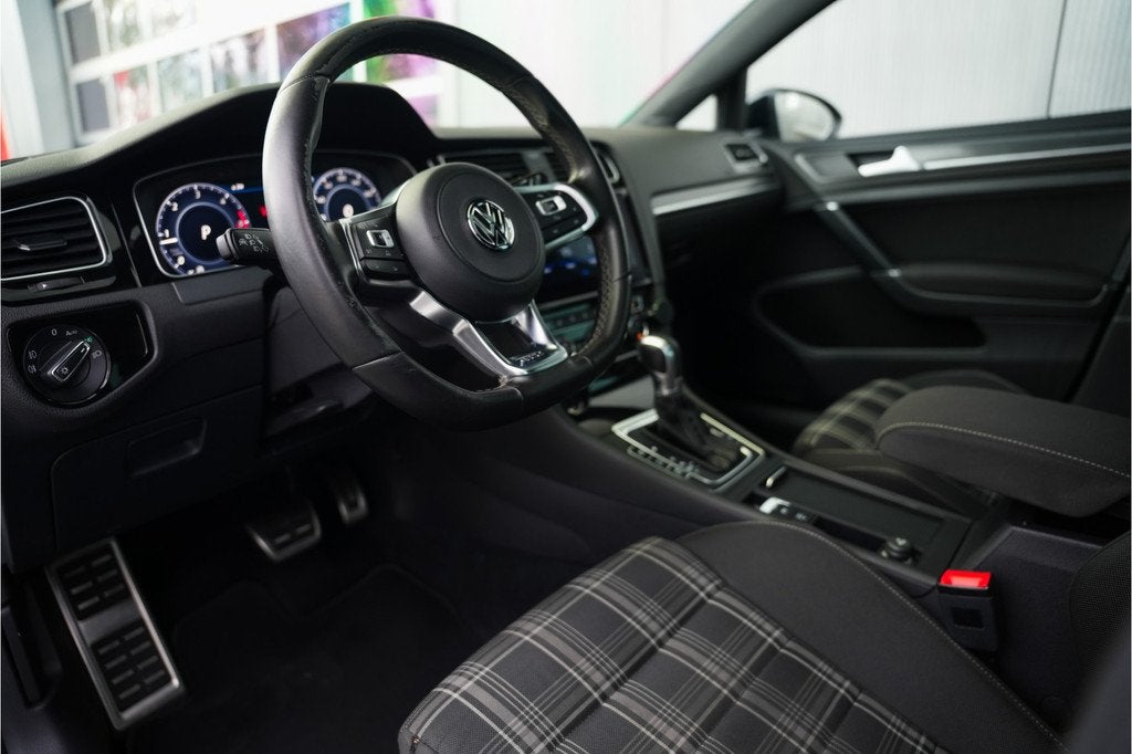 Volkswagen Golf 7.5 2.0 TDI GTD 184 pk /Automaat/ Pano-Dak/, Auto's, Stof, Gebruikt, Wit, Bedrijf