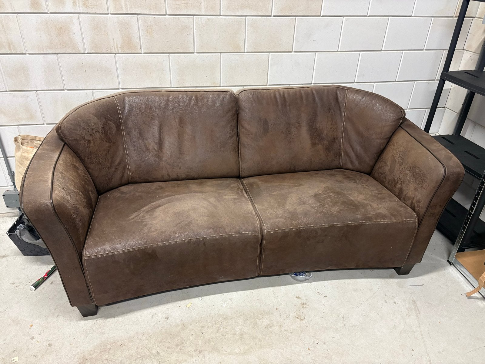 -Nieuwstaat Comfortabele bruine tweezitsbank, Gebruikt, 150 tot 200 cm, Tweepersoons, Ophalen of Verzenden