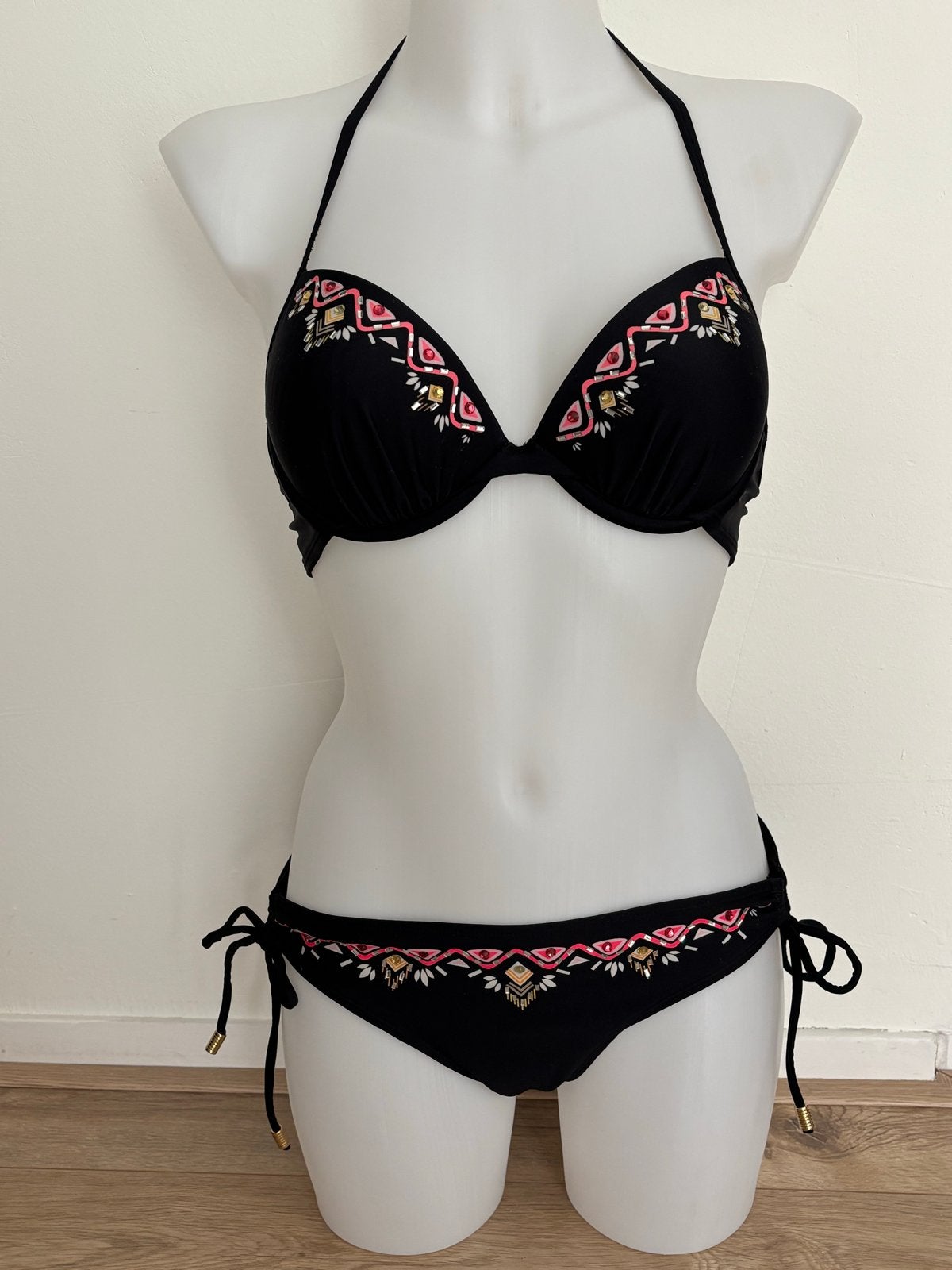Zwarte bikini met palletjes - Bovenstuk 80B, Broekje 38/40, Ophalen of Verzenden, Gedragen, Zwart, Bikini