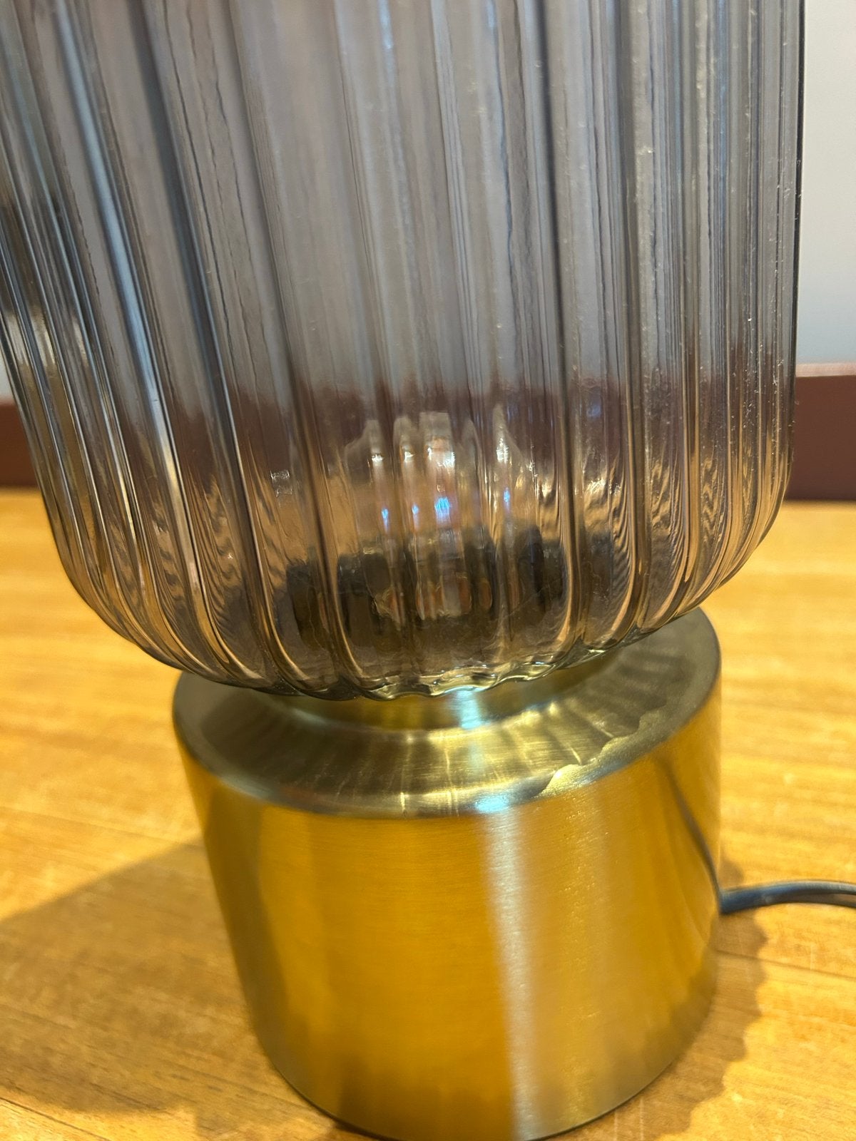 IKEA Tafellamp met Geribbeld Glas en Gouden Voet, Ophalen, Inclusief lichtbron, Grijs, IKEA