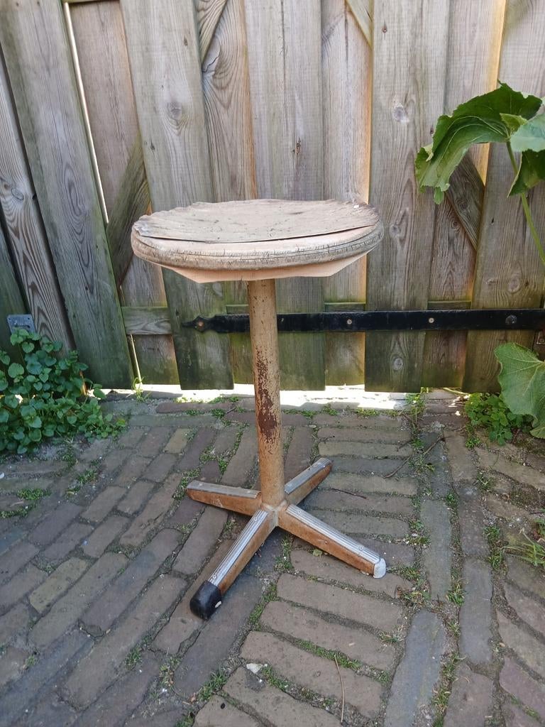 Vintage houten krukje met metalen onderstel opknap proje, Ophalen