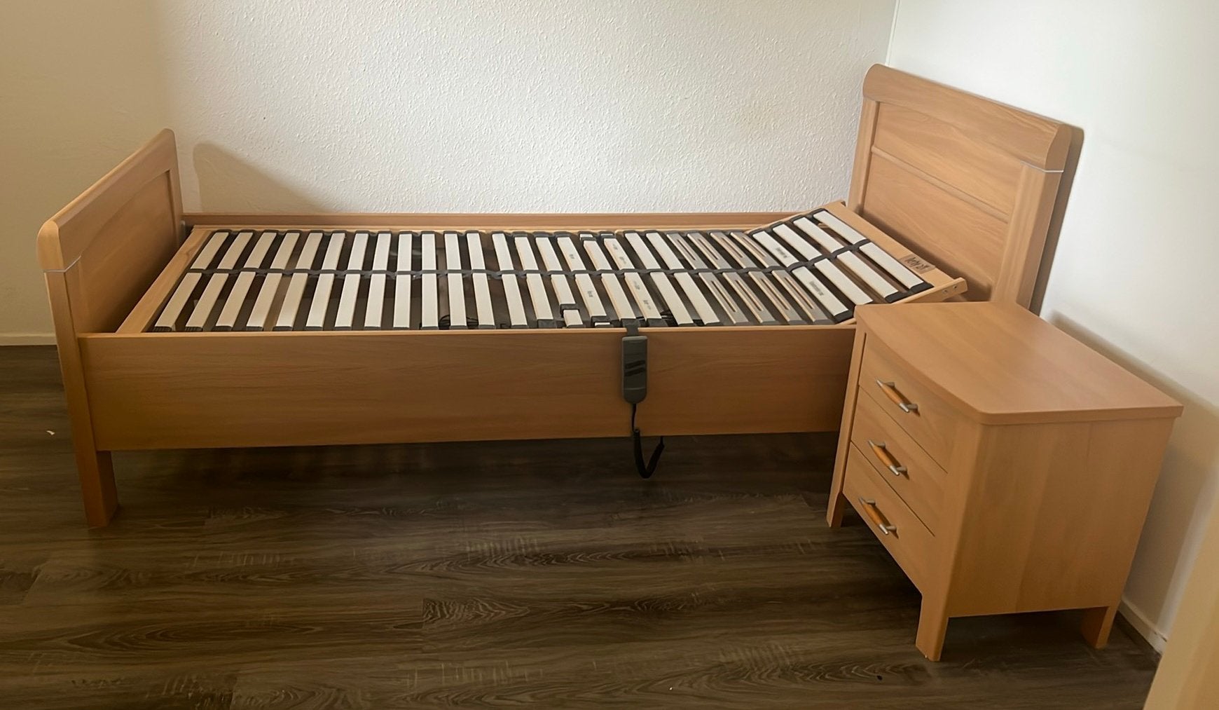 Eenpersoonsbed elektrisch (senioren)bed met nachtkastje, Huis en Inrichting, Slaapkamer | Bedden, Ophalen, 90 cm, Eenpersoons