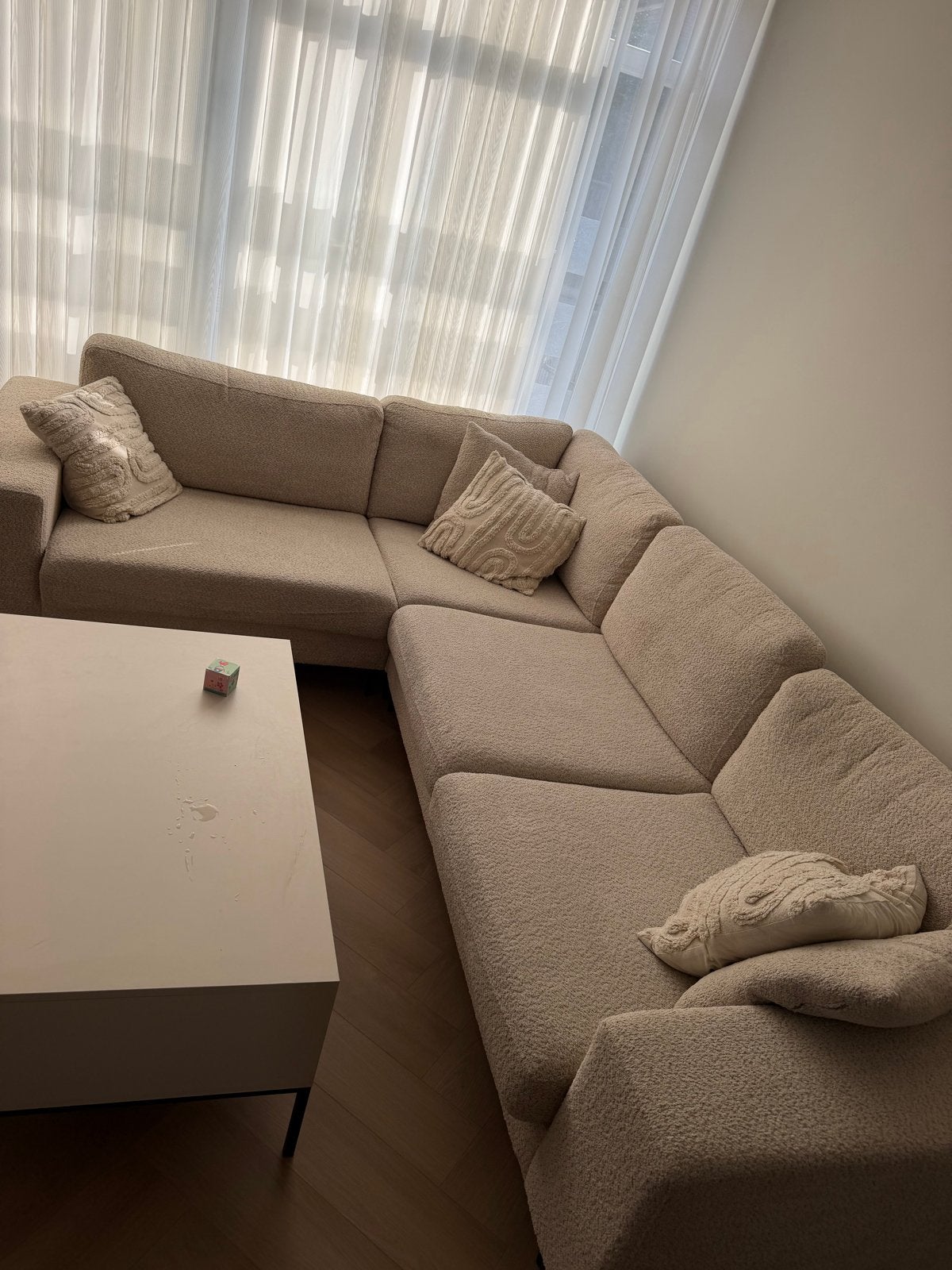 Comfortabele Hoekbank in Bouclé Stof - Zo goed als nieuw, 250 tot 300 cm, Hoekbank, 75 tot 100 cm, Ophalen of Verzenden