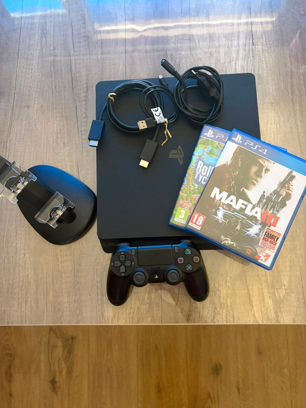 PlayStation 4 Slim 500GB + Controller + 2 Games + Kabels, Spelcomputers en Games, Spelcomputers | Sony PlayStation 4, Zo goed als nieuw