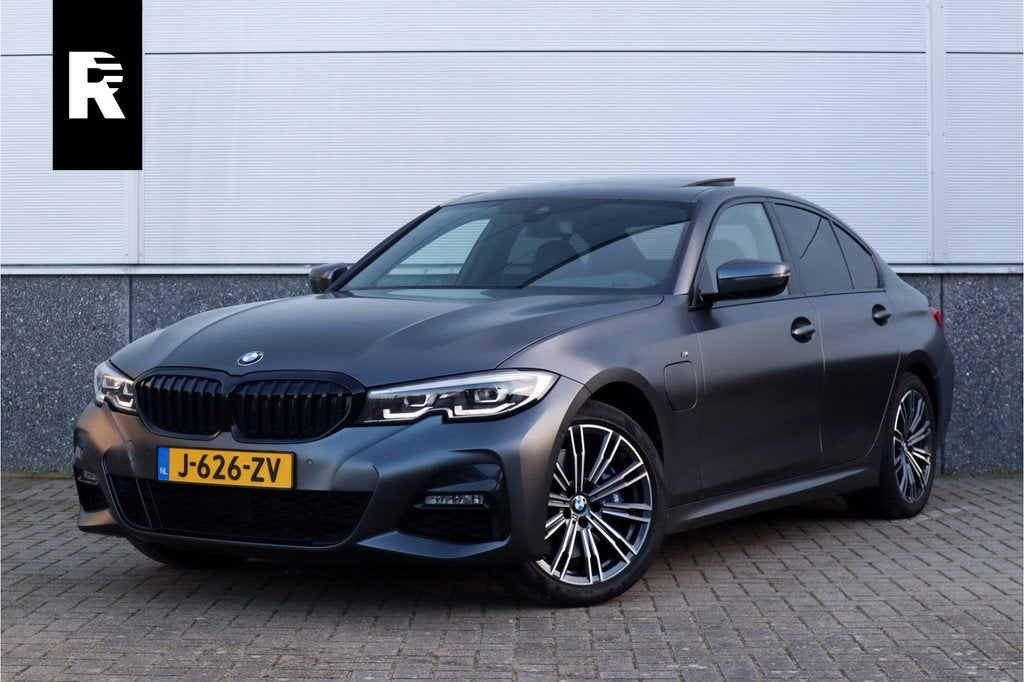 BMW 3 Serie 330e High Ex M-Sport Frozen / Glazen dak / Adapt, 1998 cc, Achterwielaandrijving, Gebruikt, 4 cilinders