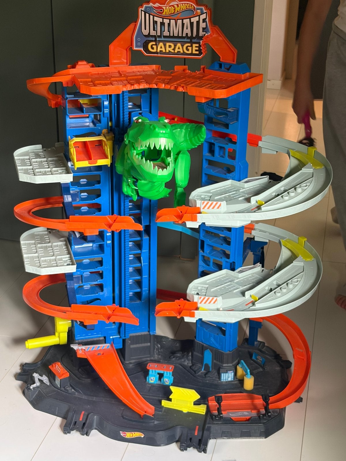 Hot Wheels Ultimate Garage met Dino en 14 auto's, Kinderen en Baby's, Speelgoed | Speelgoedvoertuigen, Ophalen of Verzenden, Zo goed als nieuw