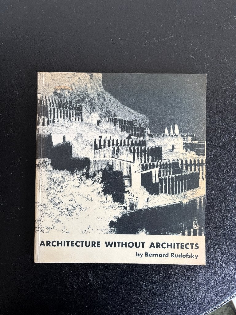 Bernard Rudofsky - Architecture Without Architects - 1964, Boeken, Gelezen, Ophalen of Verzenden, Bernard Rudofsky, Architectuur algemeen
