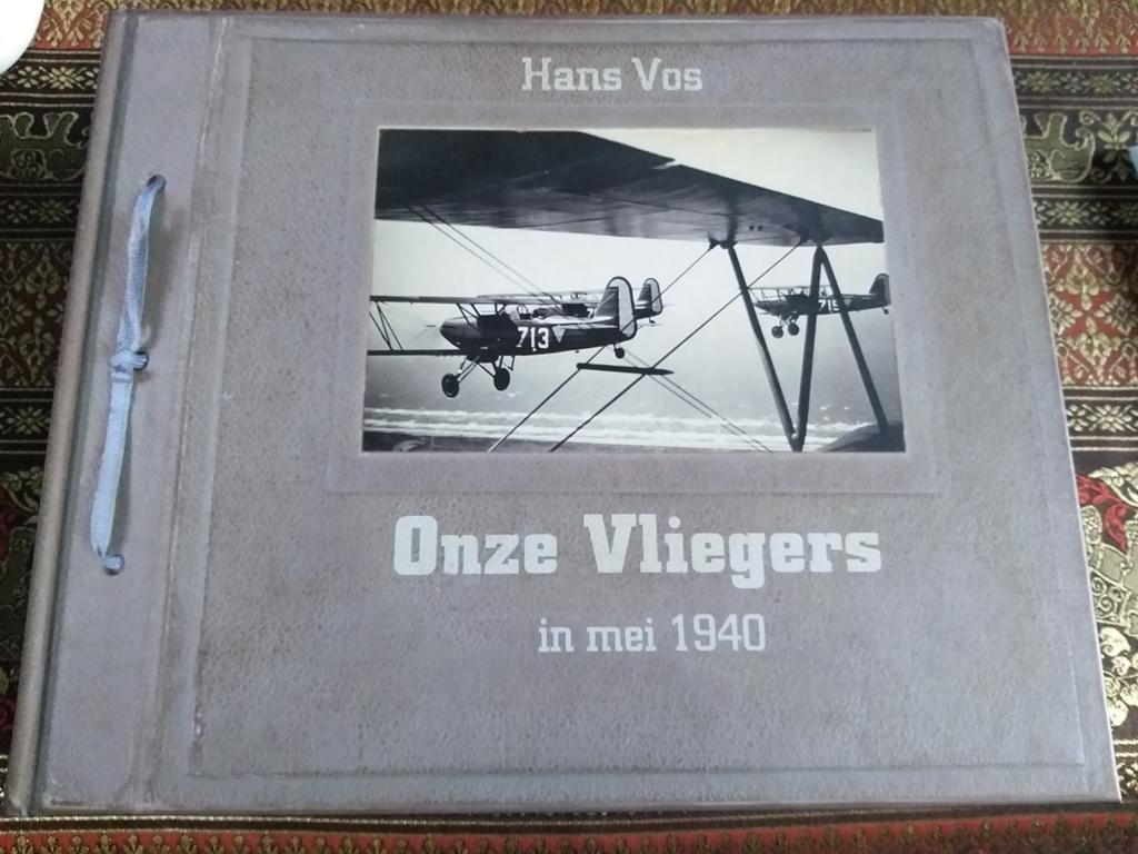 Onze Vliegers in mei 1940 - Hans Vos (gesigneerd), Verzamelen, Militaria | Tweede Wereldoorlog, Ophalen of Verzenden, Nederland