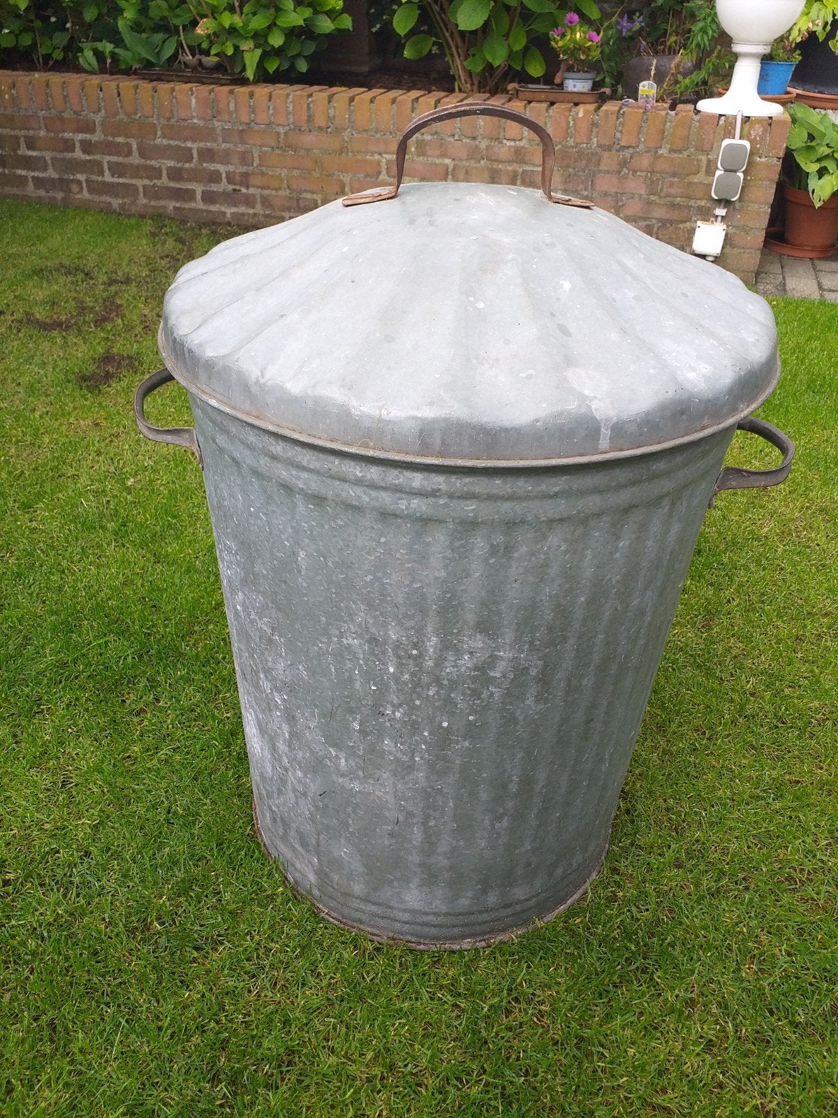 ANTIEKE VUILNISBAK. 70 CM HOOG., Ophalen