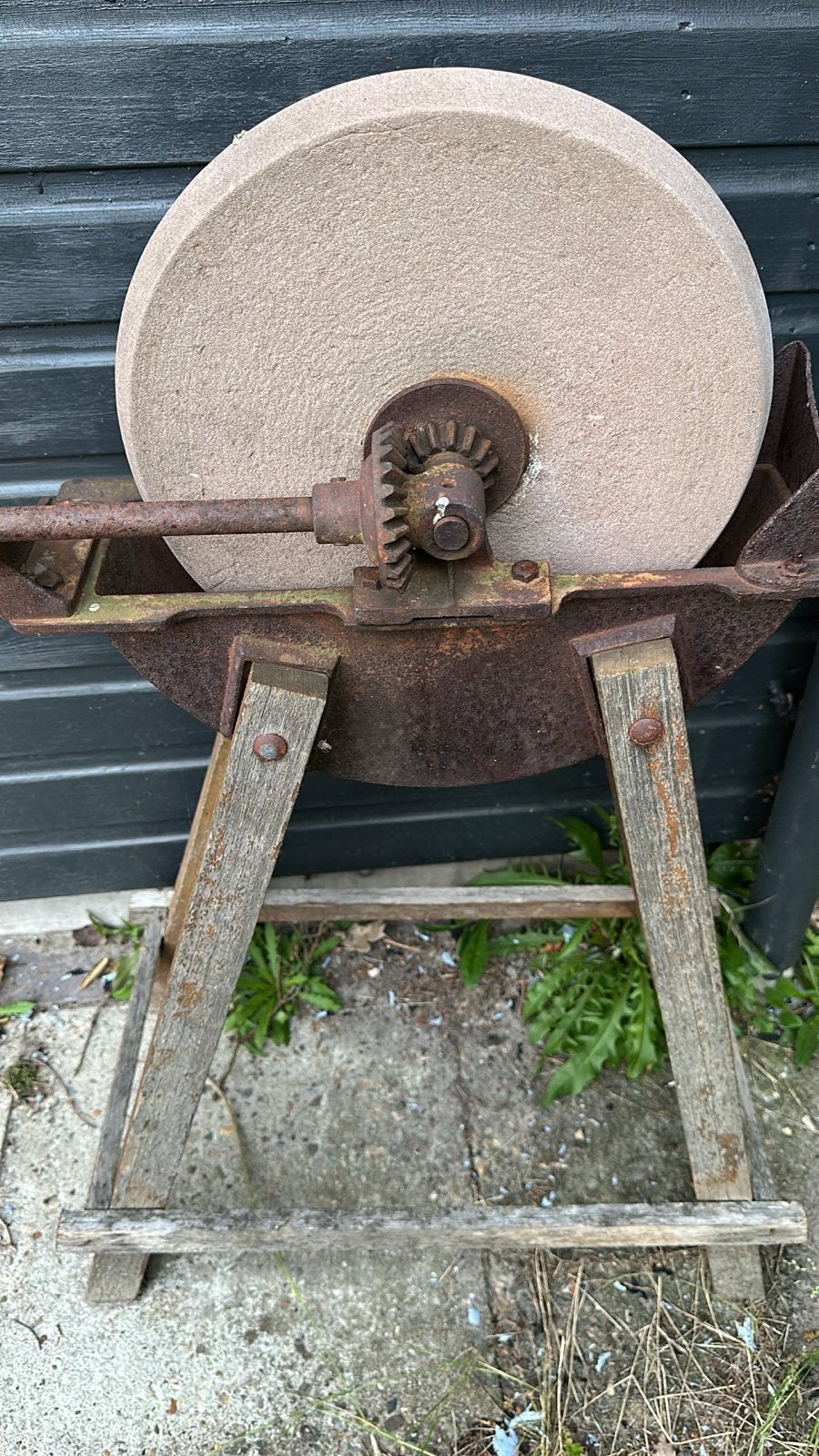 Antieke slijpsteen op houten onderstel, Doe-het-zelf en Verbouw, Gereedschap | Slijpmachines, Ophalen, Gebruikt
