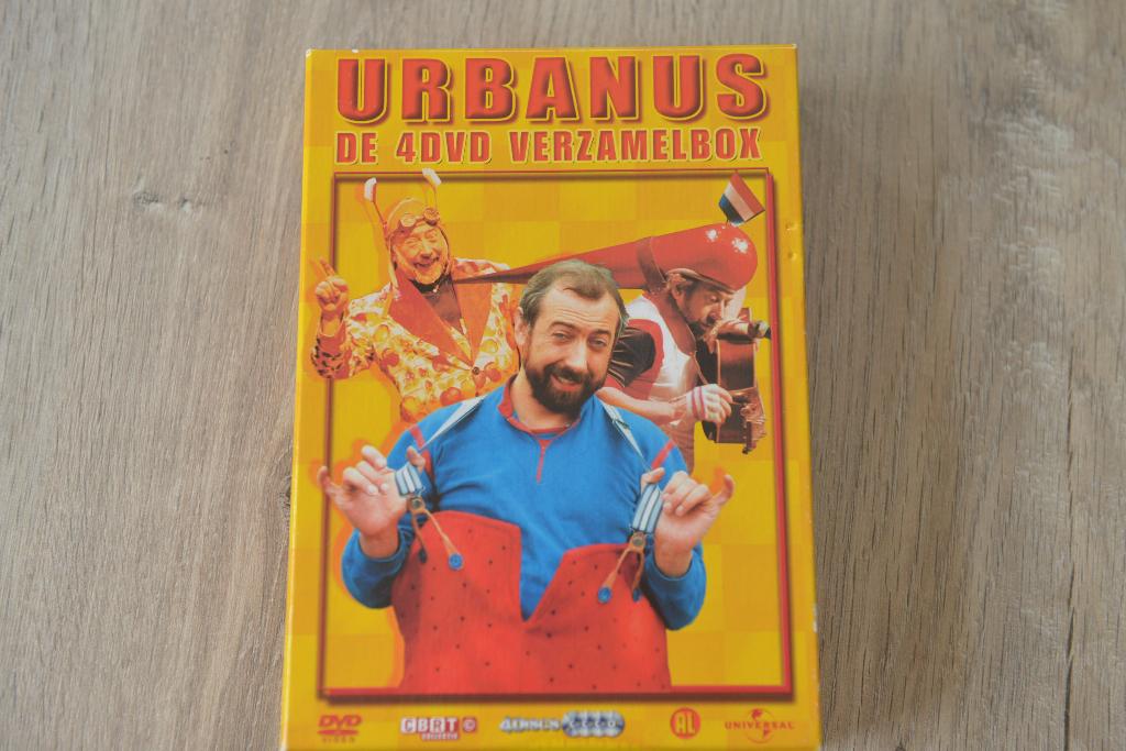 URBANUS == DE 4DVD VERZAMELBOX met oa Hiep Hiep Rahoe / L, Alle leeftijden, Verzenden, Zo goed als nieuw, Stand-up of Theatershow