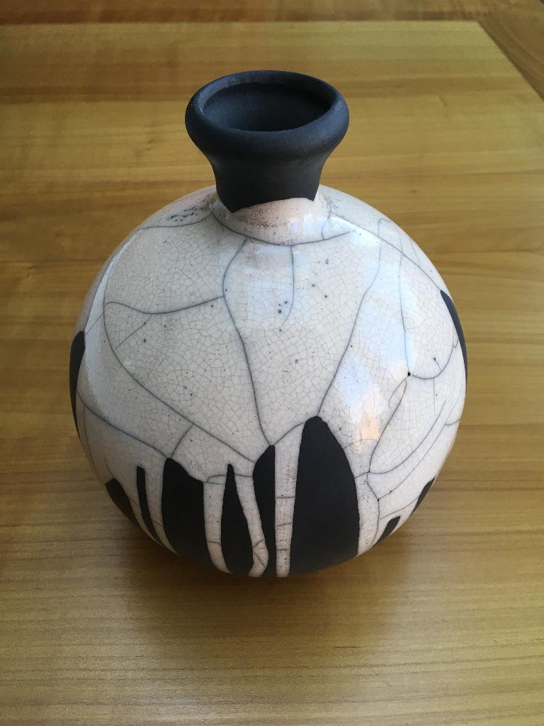 Mooie, gave siervaas van aardewerk (in de kleuren zwart wit), Overige kleuren, Aardewerk of Porselein, Ophalen of Verzenden, Zo goed als nieuw