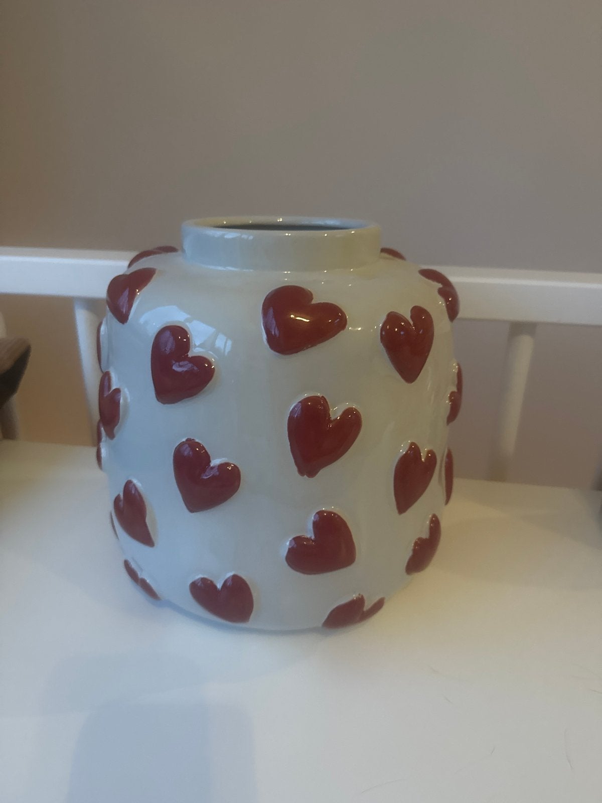 Witte vaas met rode hartjes - H28 x D28,5 cm, Ophalen, Gebruikt, Met patroon/structuur, Wit