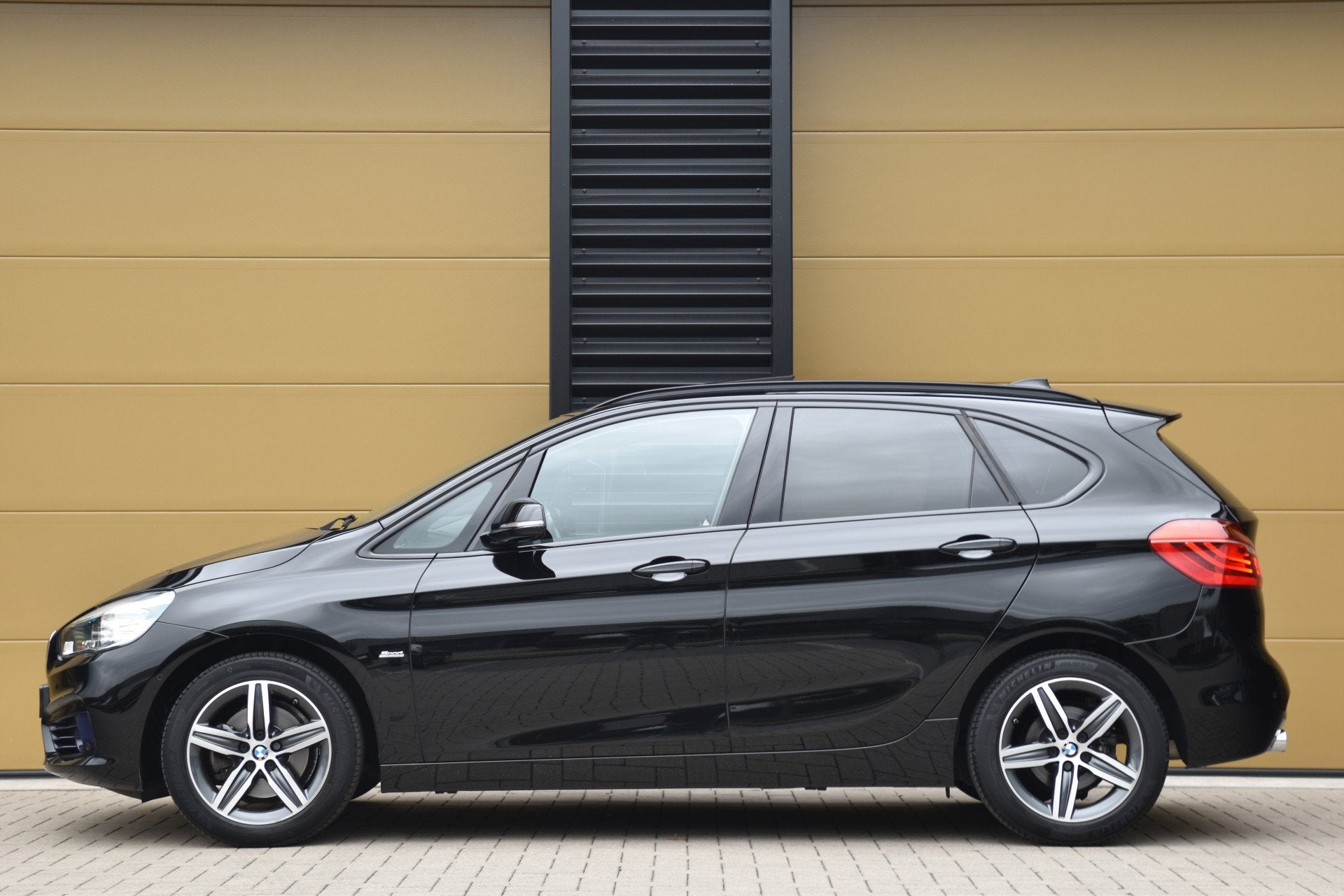 BMW 2 Serie Active Tourer 220i High Executive * Sportline *, Auto's, 730 kg, Gebruikt, Met garantie (alle), Zwart