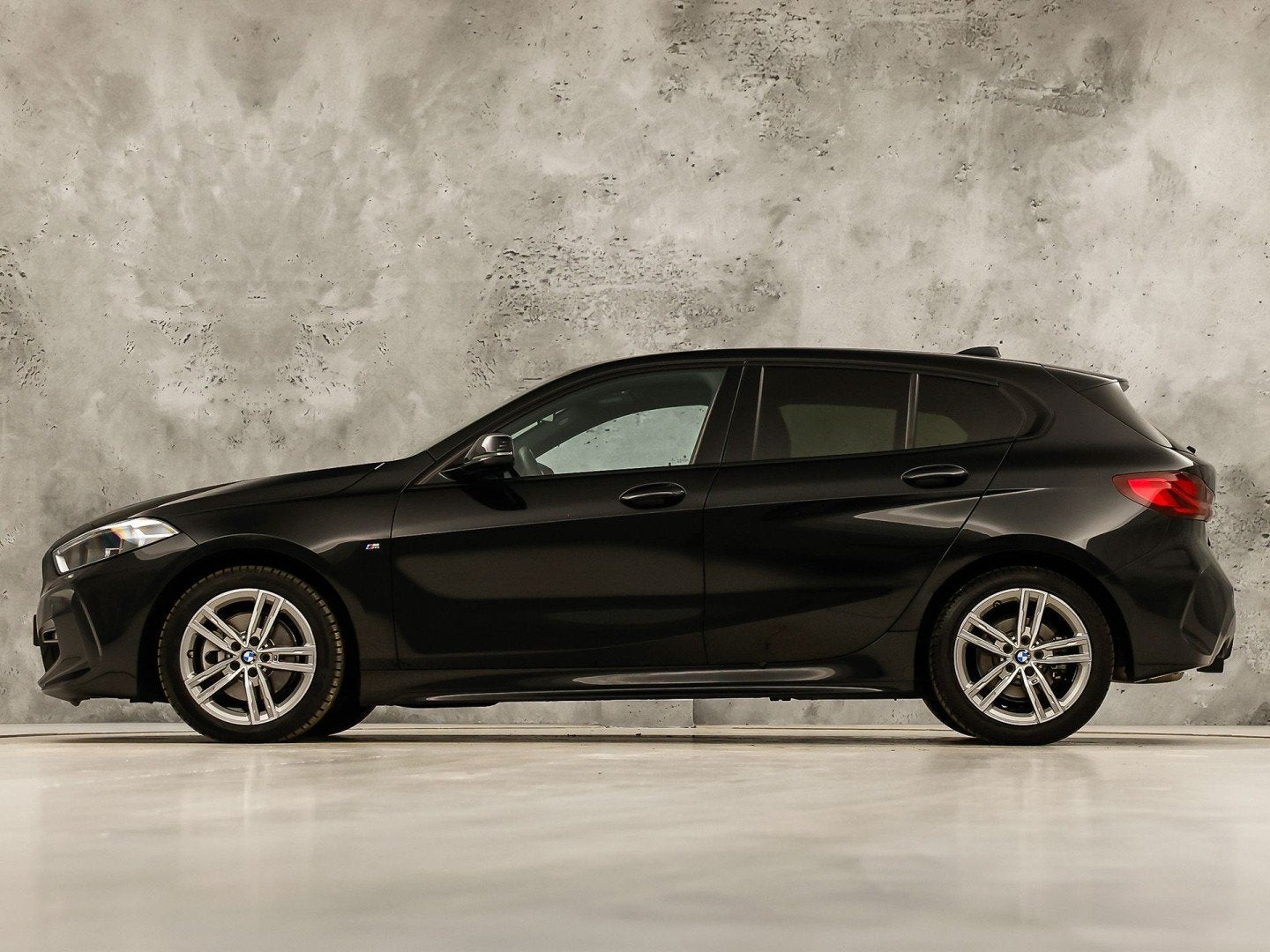 BMW 1 Serie 118i M Sport High Executive Automaat (NAP, APPLE, Auto's, 136 pk, Gebruikt, Leder en Stof, Zwart