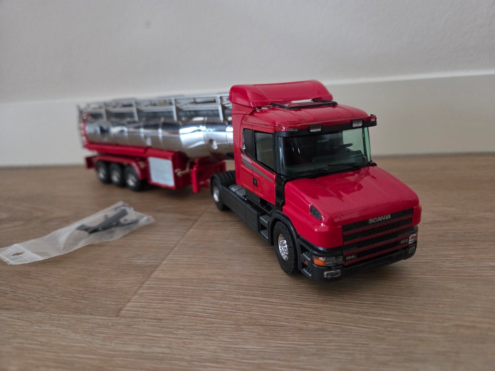 Tekno Scania 124L Torpedo demo rood met tankoplegger, Ophalen of Verzenden, Nieuw, Bus of Vrachtwagen, Tekno