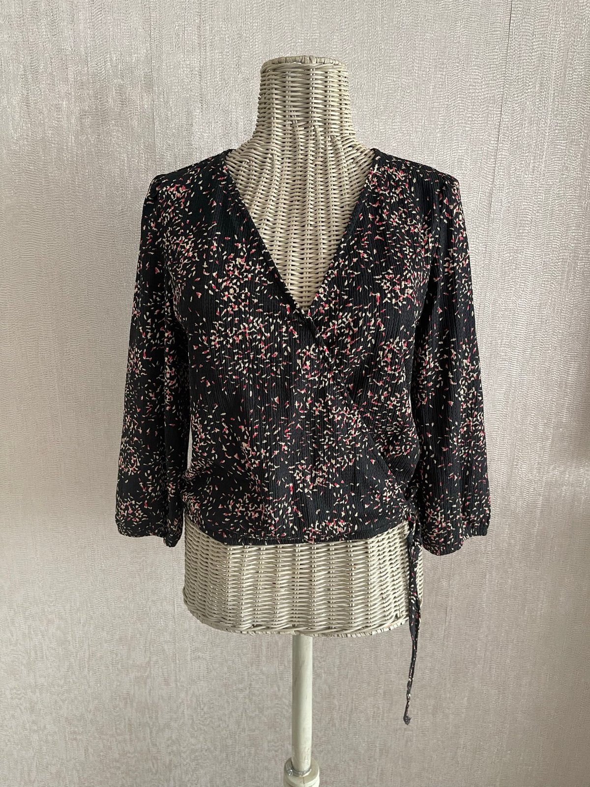 Zwarte overslagblouse met print van Cotton Club, Maat 38/40 (M), Zwart, Ophalen of Verzenden, Zo goed als nieuw