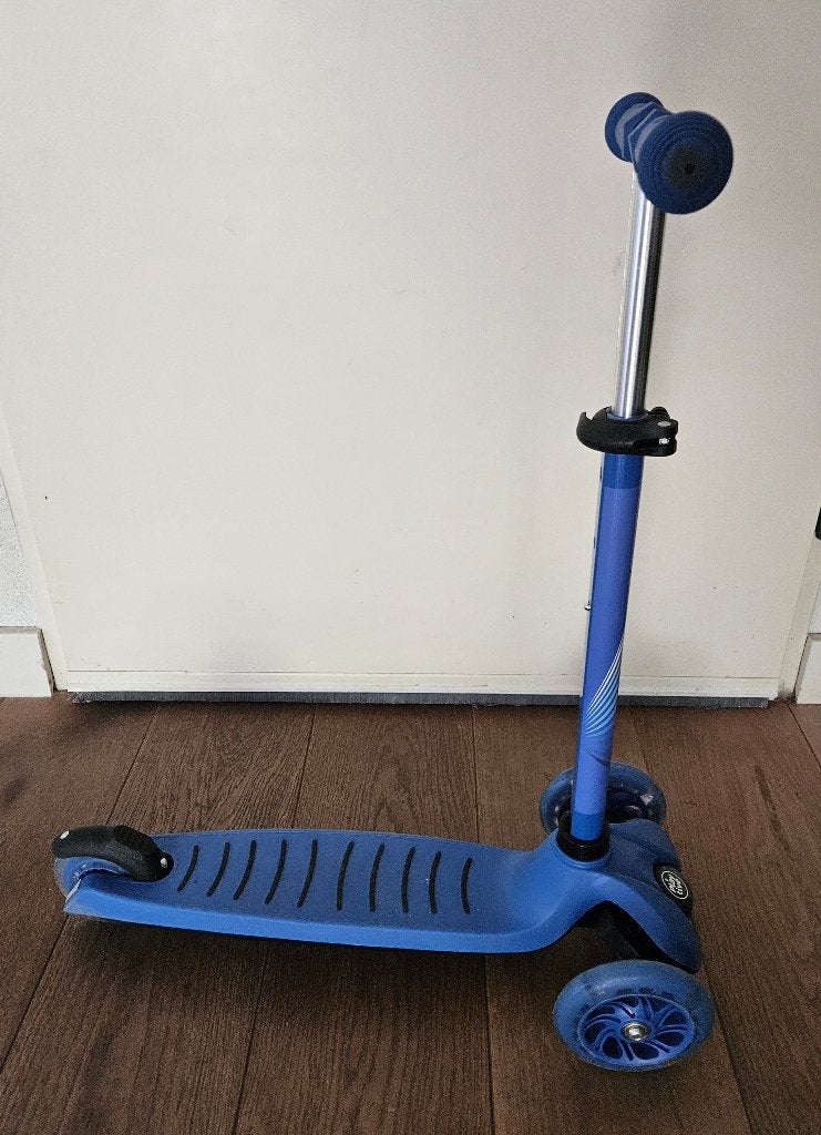 Te koop: blauwe Playtive step met 3 wielen met lichtjes erin, Fietsen en Brommers, Steps, Ophalen of Verzenden, Zo goed als nieuw