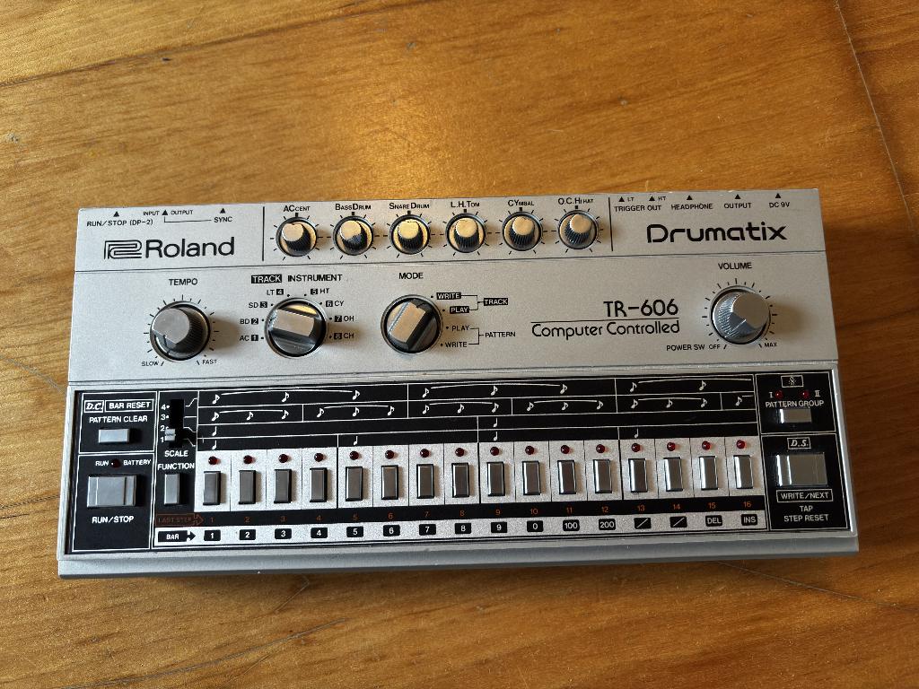 Roland TR-606 inc. accesoires, Muziek en Instrumenten, Drumcomputers, Zo goed als nieuw, Roland, Ophalen