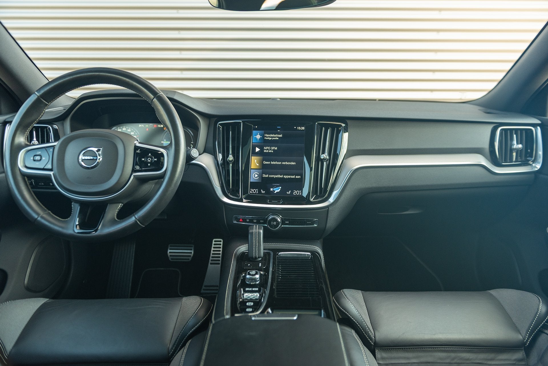 Volvo V60 T6 Aut. Plug-in Hybrid R-Design Leder Panoramadak, Automaat, Gebruikt, Zwart, 4 cilinders