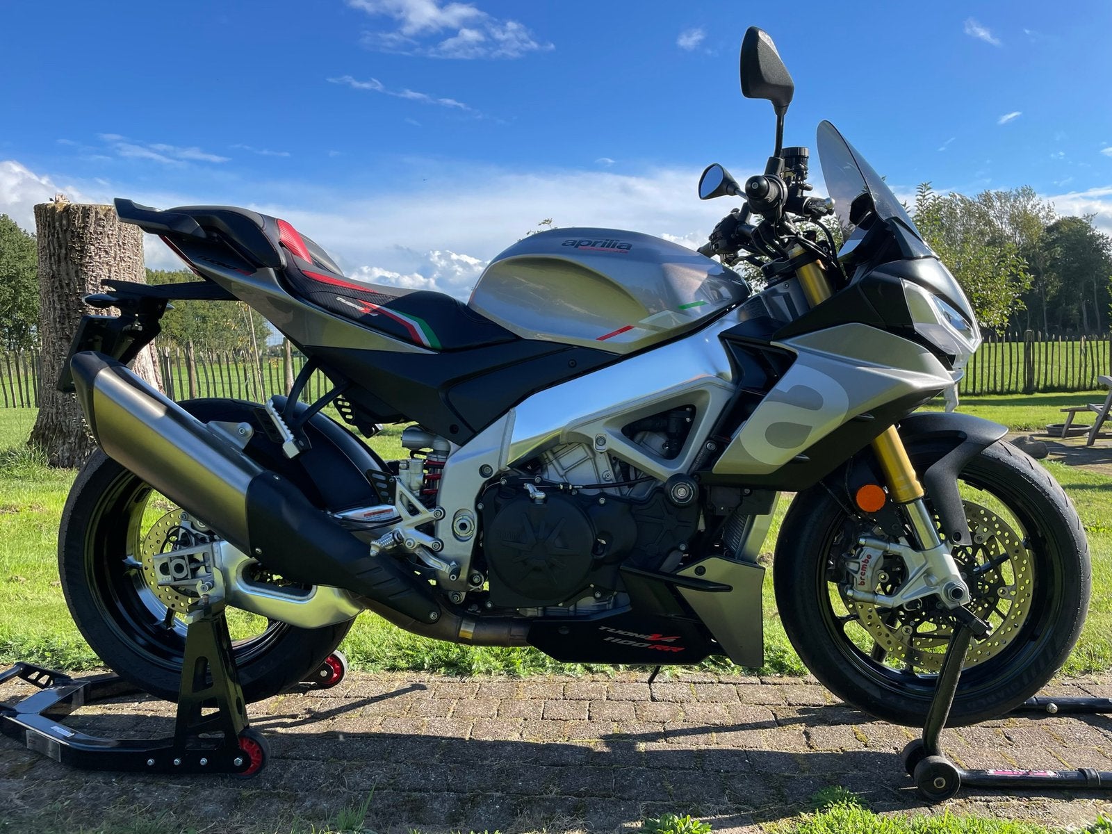 Aprilia Tuono V4  1100 RR kleur TarmacGrey, 4 cilinders, Gebruikt, Particulier, Meer dan 35 kW